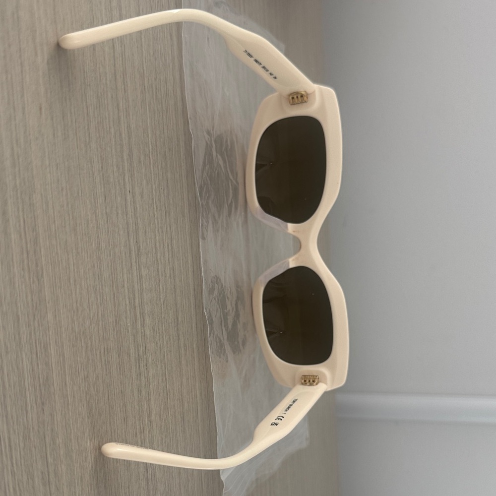 Chic Tory Burch Cream Sunglasses - Picture 4 of 6